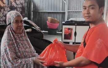 Pemuda Darul Muhajirin Tangani Dampak Banjir Sandubaya Mataram