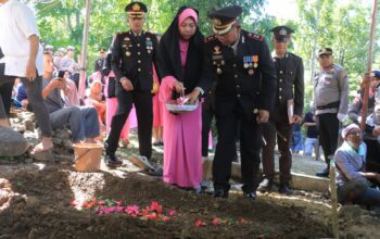 Kapolres Sumbawa Barat Pimpin Upacara Pemakaman AKP Sadri, PS. Kabag SDM Polres Sumbawa Barat