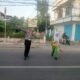 Personel Satlantas Polres Bima Kota Laksanakan Rawan Pagi, Bantu Pejalan Kaki dan Anak Sekolah Menyeberang Jalan