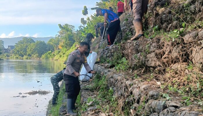 Bhabinkamtibmas Kelurahan Dalam Bersama Warga Gelar Gotong Royong di Bantaran Sungai Sebok