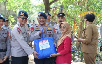 Brimob NTB Ulurkan Bantuan, Berjibaku Bersihkan Puing Banjir Pamotan