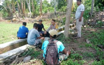 Bhabinkamtibmas Polsek Dompu Dampingi Petani Siapkan Lahan Jagung Di Desa Dorebara
