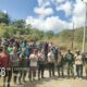 Gotong Royong di Lantung, Bhabinkamtibmas dan Warga Bersihkan Jalan Lintas Pungkit