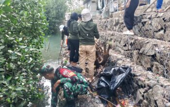Sinergi Babinsa dan Mahasiswa KKN Jaga Pantai Sekotong