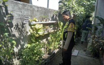 Bhabinkamtibmas Desa Meraran Dorong Warga Manfaatkan Lahan untuk Ketahanan Pangan