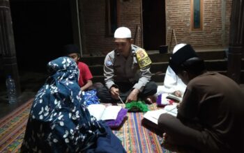 Bhabinkamtibmas Desa Teduh Polsek Prabarda Bimbing Anak-Anak Mengaji, Wujudkan Kepedulian.