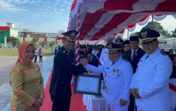 HUT ke-80 RI: Kapolres Lombok Utara Terima Penghargaan Inovasi Gowes Kamtibmas, Ketua Bhayangkari Diganjar Sebagai Penggerak Literasi