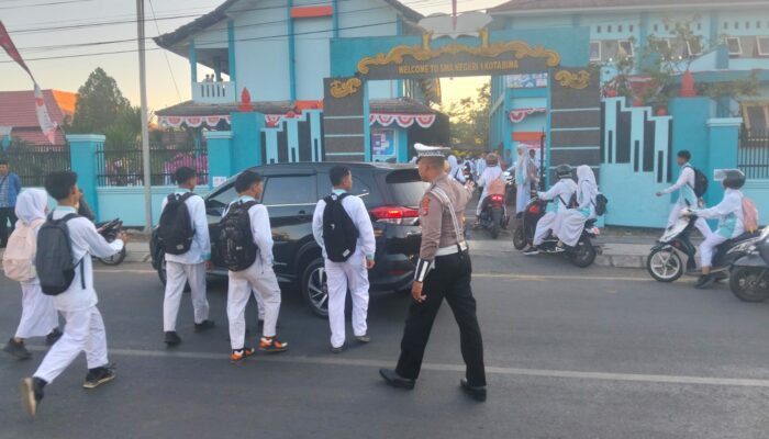 Sat Lantas Polres Bima Kota Laksanakan Strong Point, Bantu Pejalan Kaki dan Anak Sekolah Menyeberang Jalan