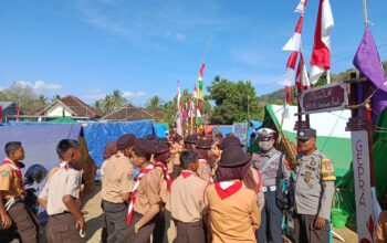 Bhabinkamtibmas Desa Seloto Monitoring Kegiatan Jambore Pramuka Kwartir Cabang Taliwang di Lapangan Seloto