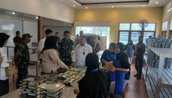 Kemenkopolhukam Tinjau Dapur MBG Gerimax Indah di Narmada