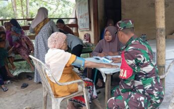 Babinsa dan Tenaga Kesehatan Bergandeng Tangan Wujudkan Posyandu Sehat di Pusuk Lestari