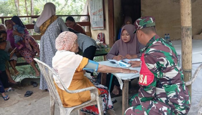 Babinsa dan Tenaga Kesehatan Bergandeng Tangan Wujudkan Posyandu Sehat di Pusuk Lestari