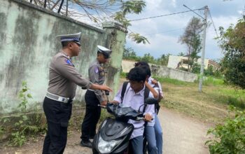 Disiplinkan Pelajar, Satlantas Lotara Laksanakan Razia di Simpang Tiga KPU
