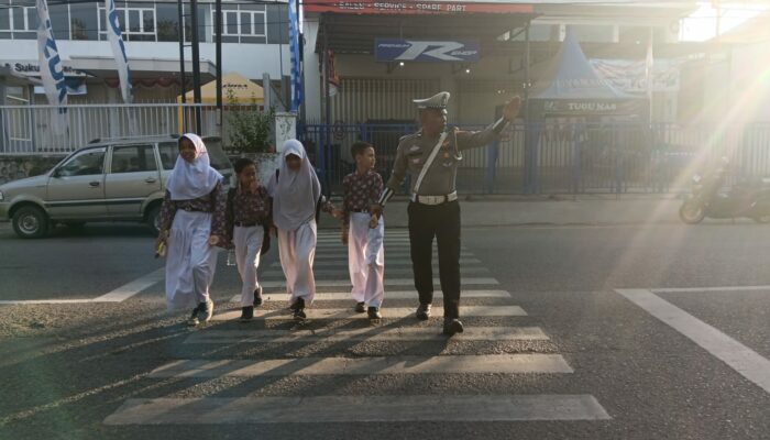 Sat Lantas Polres Bima Kota Laksanakan Rawan Pagi, Bantu Anak Sekolah dan Pejalan Kaki Menyeberang Jalan