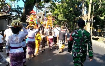 Sinergi Babinsa dan Warga Jaga Khidmatnya Upacara