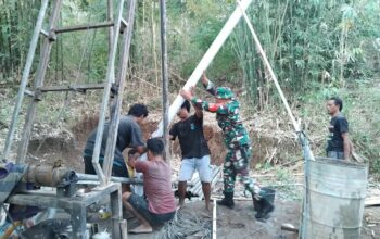 Babinsa Dampingi Pembangunan Sumur Bor Bantu Warga Lembar