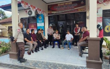 Sinergi Polsek Sekotong dan Trantib Komitmen Jaga Kamtibmas Melalui Satkamling
