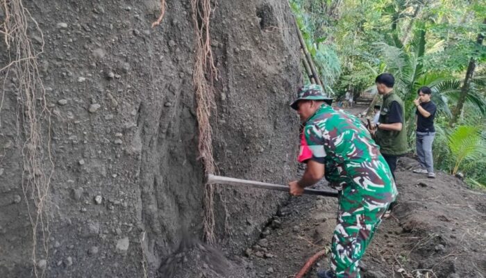 Gotong Royong TNI dan Warga Wujudkan Jalan Impian di Golong