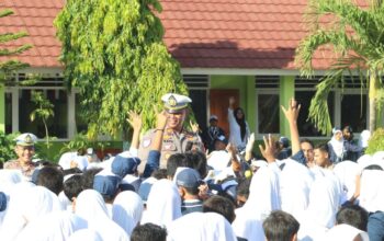 Kasat Lantas Polres Bima Kota Jadi Irup di SMPN 2, Ajak Pelajar Tertib Berlalu Lintas