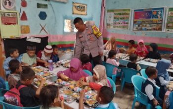 Bhabinkamtibmas Desa Pesa Dampingi dan Monitoring Penyaluran Program Makan Bergizi Gratis