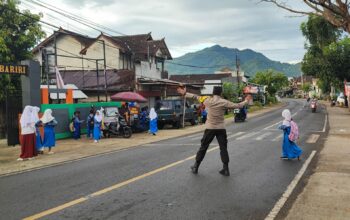 Polsek Taliwang Wujudkan Pelayanan Prima Melalui Pengamanan Lalu Lintas di Depan Sekolah