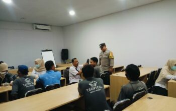 Bhabinkamtibmas Desa Sekongkang Bawah Dampingi Tim Kesehatan dalam Kegiatan Mobile Clinic di Hotel Tropical Sekongkang