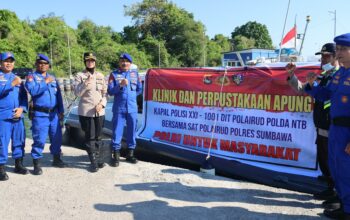 Sat Polairud Polres Sumbawa Hadirkan Poliklinik dan Perpustakaan Terapung untuk Warga Pesisir