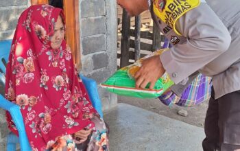 Bhabinkamtibmas Desa Tolokalo Salurkan Bantuan Sosial untuk Warga Binaan