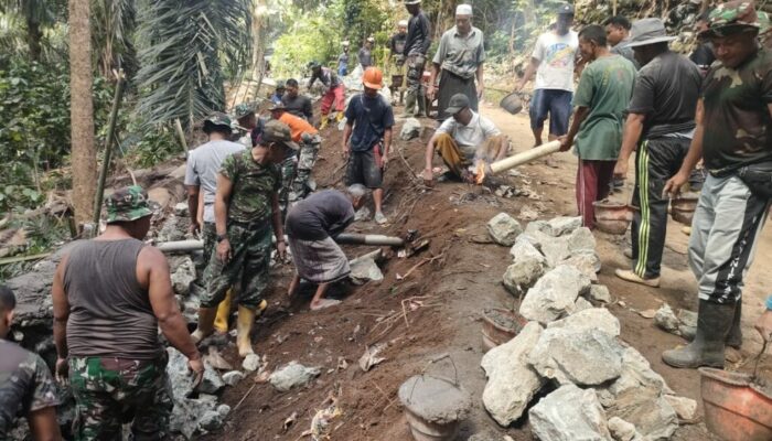 Satgas TMMD Ke-126 dan Warga Bangun Talud Penguat Jalan