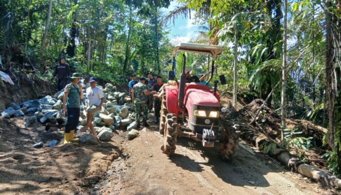 Traktor Modifikasi Jadi Andalan Angkut Material TMMD ke-126