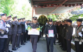 Penghormatan Terakhir Kapolres dan Anggota Hantarkan Jenazah Kasat Binmas Polres Sumbawa Barat