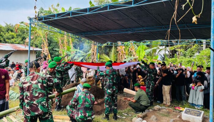 TNI, Polri, dan Warga Bersatu Hormati Kepergian Pelda Irfan