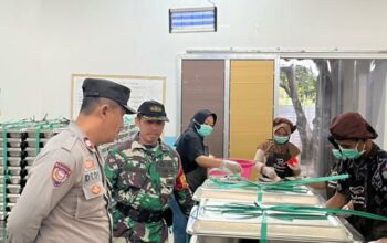 BHABINKAMTIBMAS DESA PRINGGARATA LAKUKAN MONITORING PENDISTRIBUSIAN MBG AGAR TEPAT WAKTU