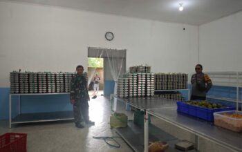 BHABINKAMTIBMAS DAN BABINSA DESA TERATAK LAKUKAN PENDAMPINGAN PENDISTRIBUSIAN MAKANAN BERGIZI GRATIS (MBG)