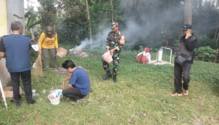 Babinsa dan Warga Lingsar Gencarkan Aksi Bersih Sarang Nyamuk