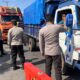 Personel Kpl Poto Tano Laksanakan Pemeriksaan Kendaraan Di Kawasan Pintu Keluar Masuk Pelabuhan