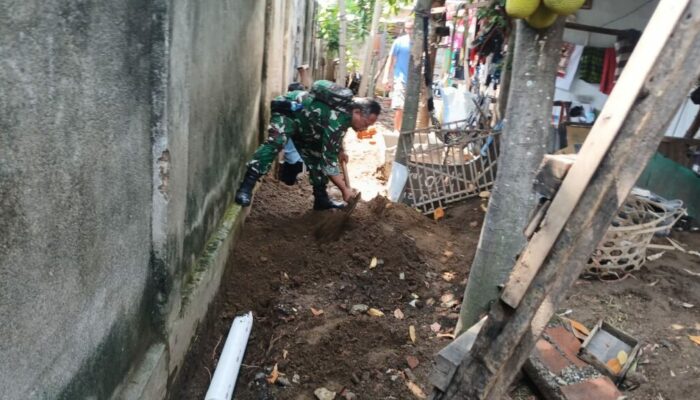 Antisipasi Banjir, Babinsa dan Warga Bersihkan Saluran Air