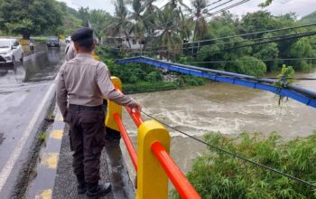 Patroli Polisi Gerung Pantau Debit Air Kali Dodokan