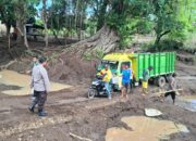 Di Tengah Lumpur, Polsek Soromandi Lakukan Pengaturan Arus Lalulintas dan Bantu Para Pengendara Sembarangi Jembatan