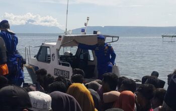 Sat Polairud Polres Bima Kota Evakuasi Mayat Korban Banjir yang Ditemukan di Perairan Teluk Bima