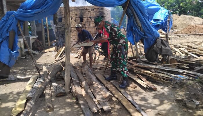 Babinsa Labuan Tereng Bantu Pengrajin Bata Merah Lokal