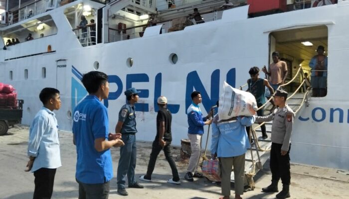 Polsek Kawasan Pelabuhan Laut Bima Amankan Kedatangan KM Wilis yang Lakukan Embarkasi dan Debarkasi Penumpang
