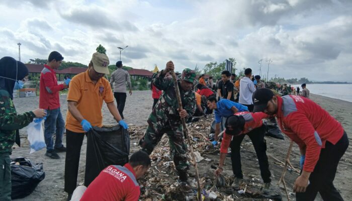 Hari Juang TNI AD, Prajurit dan Warga Bersihkan Pantai