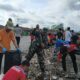 Hari Juang TNI AD, Prajurit dan Warga Bersihkan Pantai
