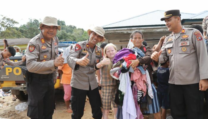 Selimut Sehangat Kasih Ibu, Polres Tapteng Bagikan Bantuan Pakaian untuk Korban Banjir