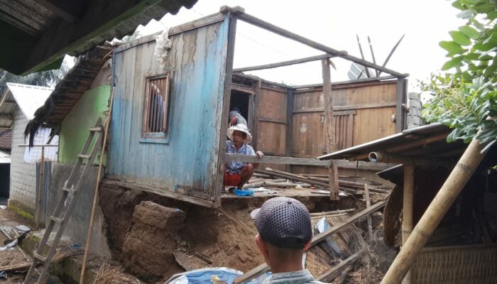 Kepedulian Babinsa Karang Bayan di Tengah Hujan Deras