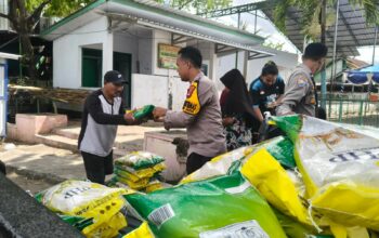 Bhabinkamtibmas Polres Bima Kota Bantu Pendistribusian Bazar Pangan Murah di Kelurahan Sadia