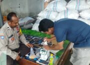 Polri Dampingi Bulog Cek Mutu 3 Ton Jagung Petani di Gerung Lombok Barat