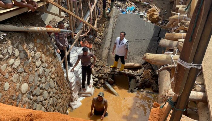 POLDA SUMUT BANGUN JEMBATAN DARURAT DI TAPTENG, PULIHKAN AKSES WARGA DAN JALINSUM
