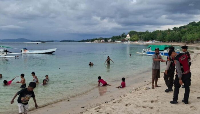 Patroli Samapta Polres Lobar Amankan Pantai Elak-Elak Sekotong